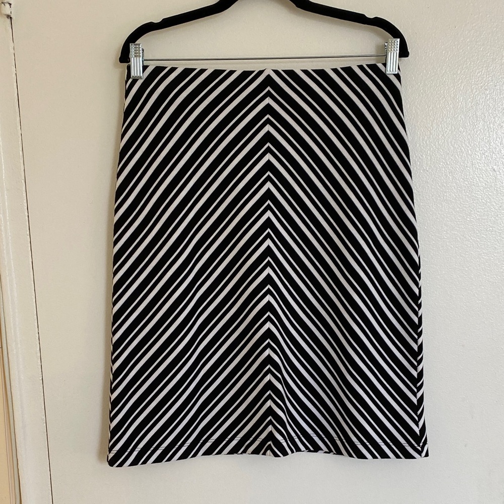 Liz Claiborne Black & White Chevron A-Line Skirt Small Stretchy Work or Casual